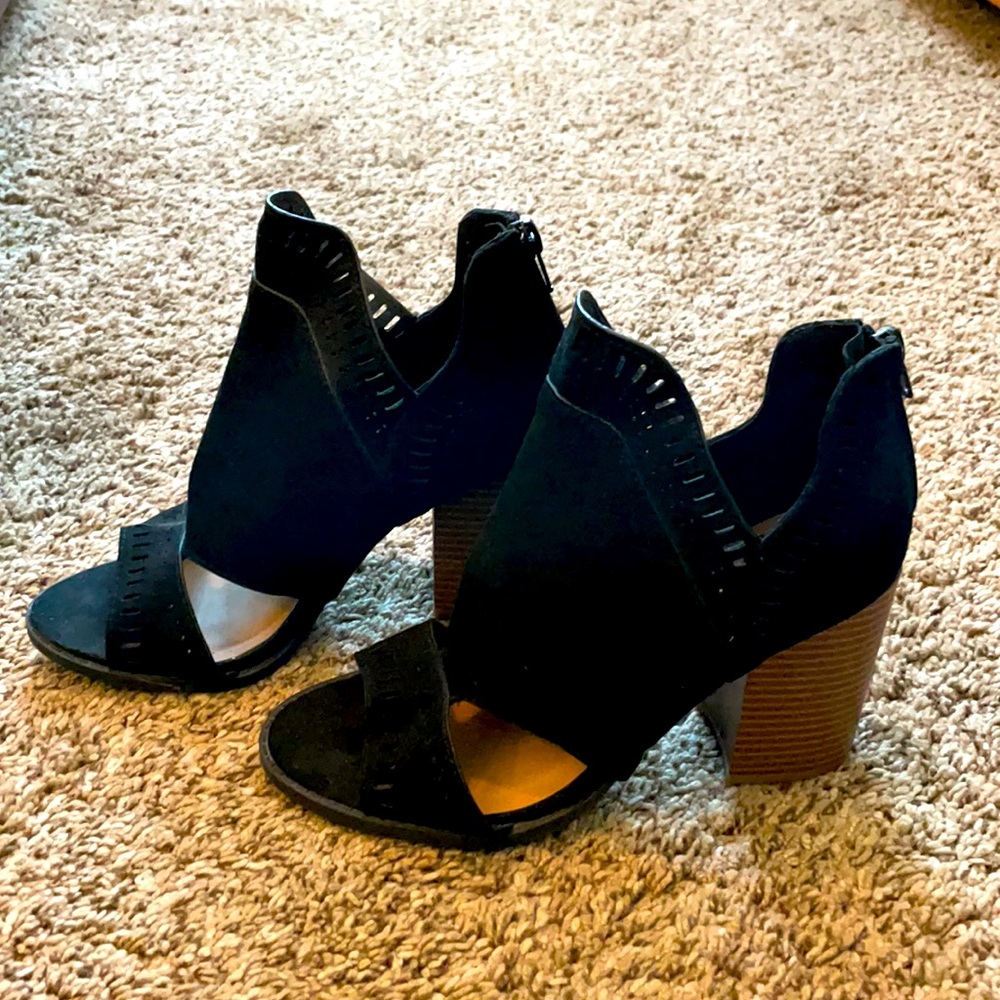 Women’s black chunk heals